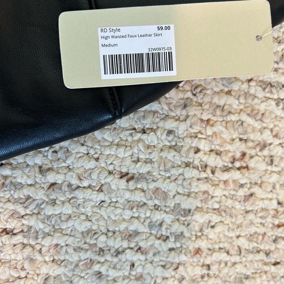 Black vegan leather skirt - NWT - size L - Picture 2 of 2